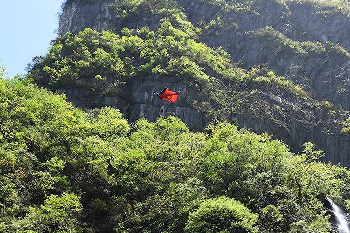 中國(guó)翼裝飛人穿越天門(mén)洞