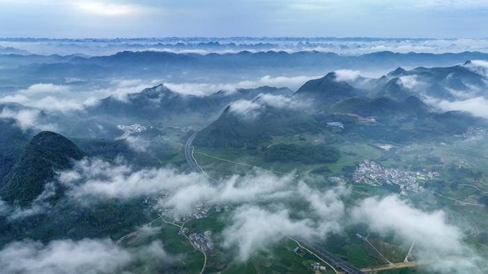 雨后初晴 山村現云海景觀