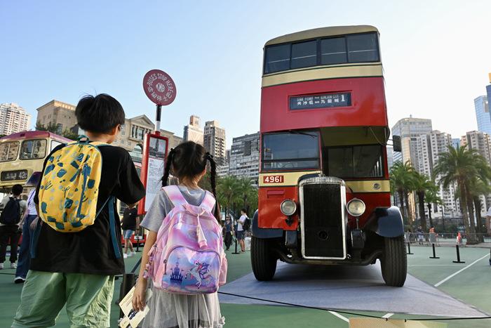 香港展出75年前第一代雙層巴士惹關注