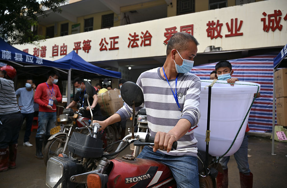 東航客機(jī)事故現(xiàn)場(chǎng) 村民騎摩托車(chē)運(yùn)物資