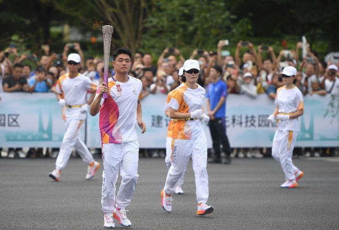 杭州亞運(yùn)會火炬在浙江杭州傳遞